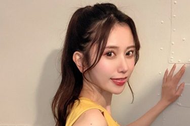 名取くるみ、サイド丸見え…まん丸下弦パイ