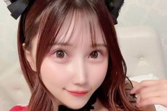 朝比奈りる、獣耳とシースルー衣装で癒しの微笑み