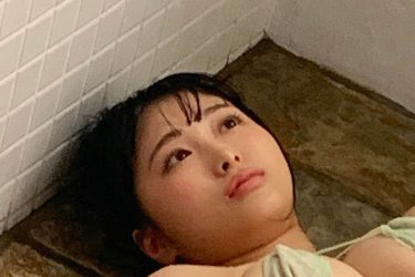 浅川まりな、ムチ柔バストに食い込むヒモ水着