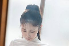 名取くるみ、覗き見気づかず…はみパイあらわ