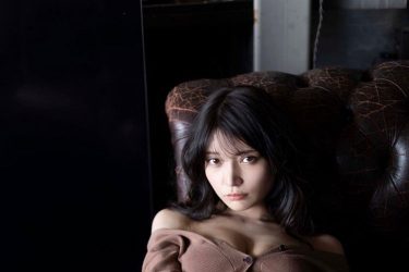 似鳥沙也加、薄明りの艶ショット