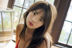 菊地姫奈、あどけない顔立ちとグラマラスボディ