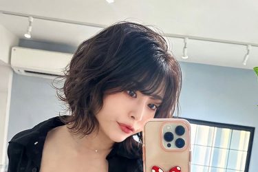 百瀬りえ、はだけ露出の黒ランジェリー