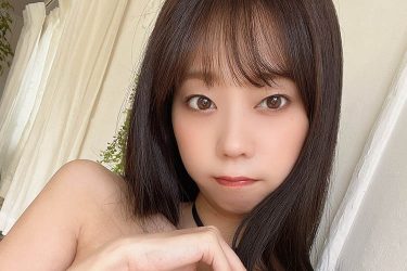 青山ひかる、たたわ炸裂の持ち上げバスト