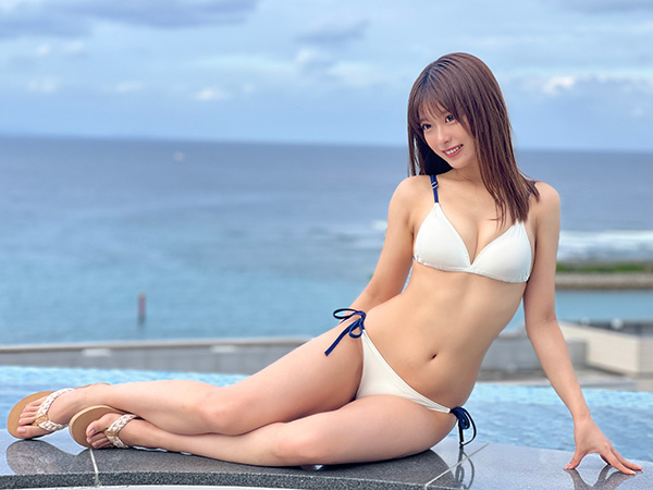 まるぴ、絶景の白ビキニ美女の画像2