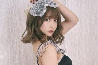 篠原みなみ、シースルースカートから透ける…黒Tバックヒップ