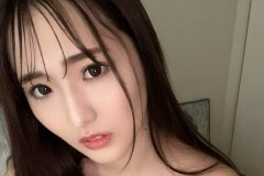 藤田あずさ、乱れランジェリーで谷間チラリ