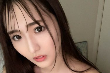 藤田あずさ、乱れランジェリーで谷間チラリ