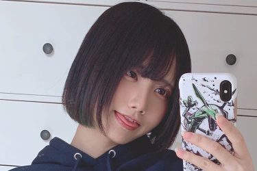 かれしちゃん、素肌感満点の部屋着ショット