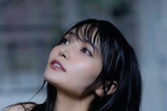 似鳥沙也加、艶濡れの美谷間