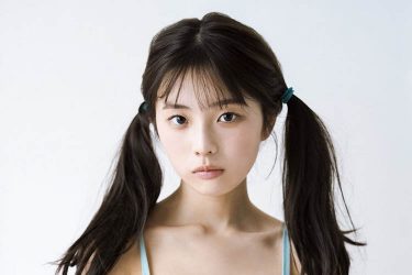 菊地姫奈、ツインテールでペタンコ座り