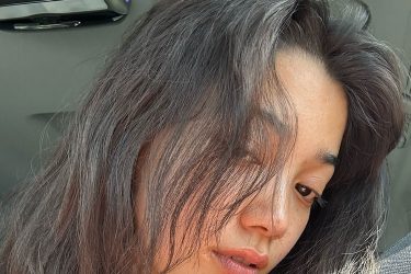 Mayuri、お団子くわえて大開放ポーズ