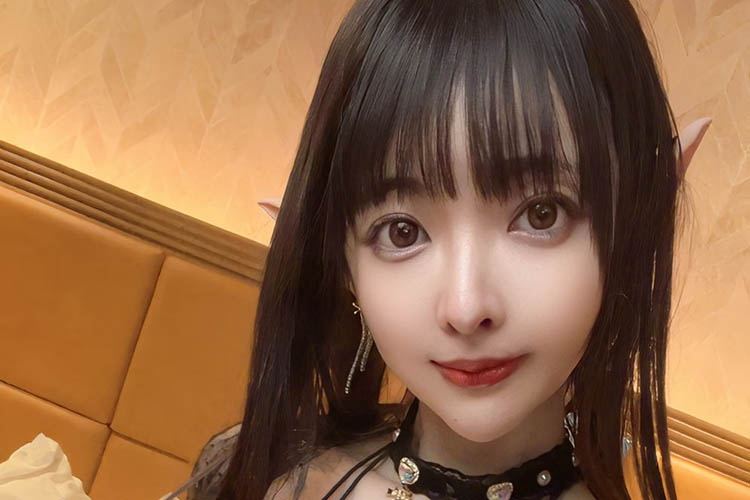東堂とも、極小水着で妖艶サキュバスのコスプレの画像1