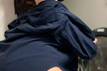 倉持由香、脱ぎかけの桃ヒップ