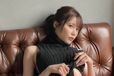 小日向ゆか、紐パン食い込みチラリの美学