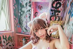 小日向みのり、ポップなアニマル水着姿