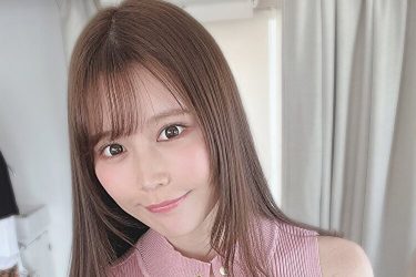 小日向ゆか、タイトワンピのチラリズム的「これがこう」