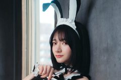 尊みを感じて桜井、フロント丸アキのメイドバニー