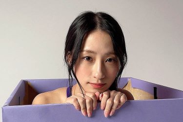澄田綾乃、キュートな視線と谷間で「拾ってくれませんか?」