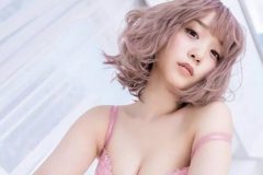 伊織もえ、下から覗くちょいむちランジェリーボディ