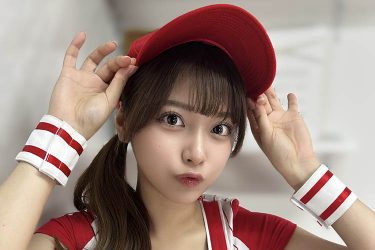 まるぴ、胸元チラリの大胆ユニフォーム姿