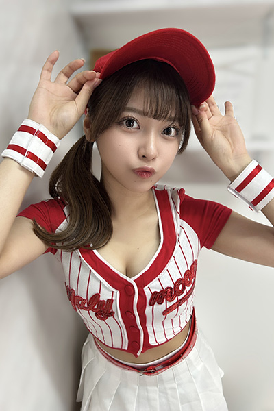 まるぴ、胸元チラリの大胆ユニフォーム姿の画像2