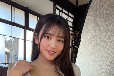 徳江かな、体育座りを崩して…チラリ2連発