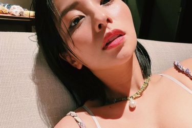 水崎綾女、ビジュ爆発の三角ビキニ