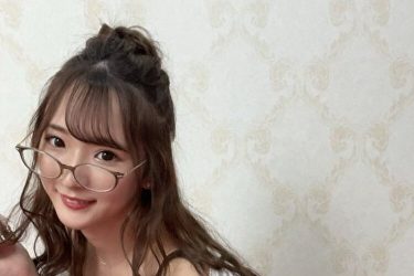 藤田あずさ、半ぬぎ状態の「真夜中の元カノ」