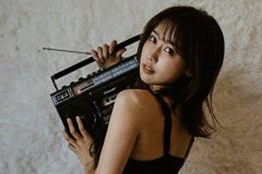 相原美咲、レトロな黒ハイレグの後ろ姿