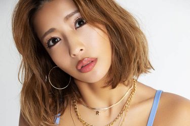橋本梨菜、谷間くっきり強めのおねだりショット