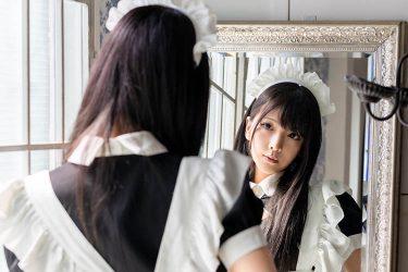りっきゅん、メイドでチラリ…自然体の美ヒップ露出にファン嘆息