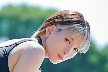 朝比奈祐未、プールサイドで「ひなけつ」突き出し