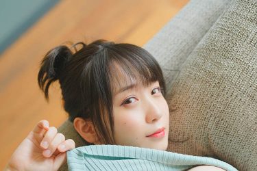 伊織もえ、ニット引っ張り美バスト露出