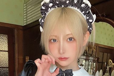 「お呼びですか？」篠崎こころ、ドット水着の妖艶メイド