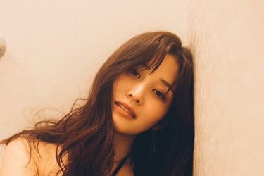 高橋凛、ヌーディ下パイチラリの黒ワンピ姿2連発