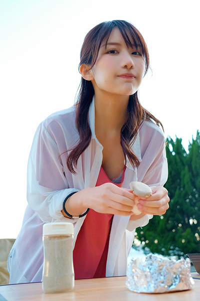 琴井ありさ、エリンギ握り彼女感満点のチラリショットの画像2