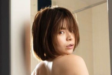 紅羽祐美、ほぼ丸見えの美ヒップ…圧倒のバックショット