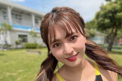 徳江かな、夏晴れ空の下…むちむち競泳水着ショット