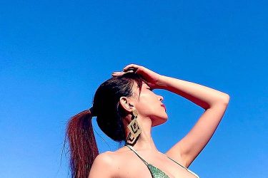 森咲智美、青空とヤシの木とメリハリのあるナイスバディ