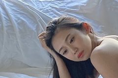 相沢菜々子、色香漂う黒レース四つん這い