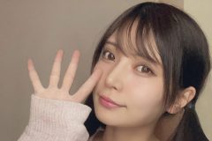 似鳥沙也加、プラべ感のある無防備な美谷間