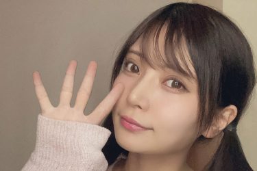 似鳥沙也加、プラべ感のある無防備な美谷間