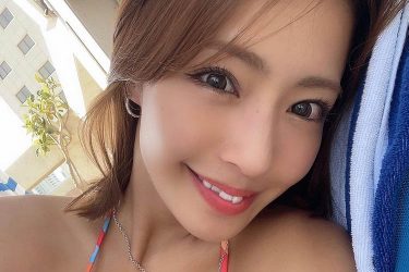 橋本梨菜、褐色ボディに浮かび上がるくっきり腹筋