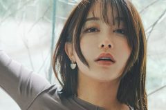 いくみ、地味トップスから華麗な下パイチラリ