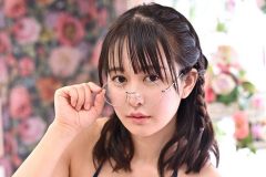 伊藤しずな、清楚系メガネと肉感ボディのギャップ