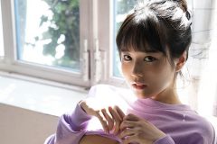 東雲うみ、規格外バストの大胆露出で暑さをしのぐ