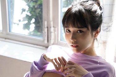 東雲うみ、規格外バストの大胆露出で暑さをしのぐ