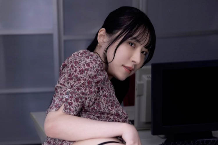 笹井絢乃、「職員室で涼む？」美ヒップで誘惑の画像1