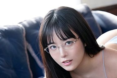 東雲うみ、前も後ろもぷっくりな四つん這い